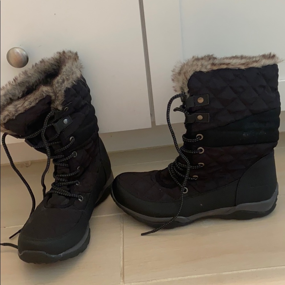 Like new!! Black fur snow boots